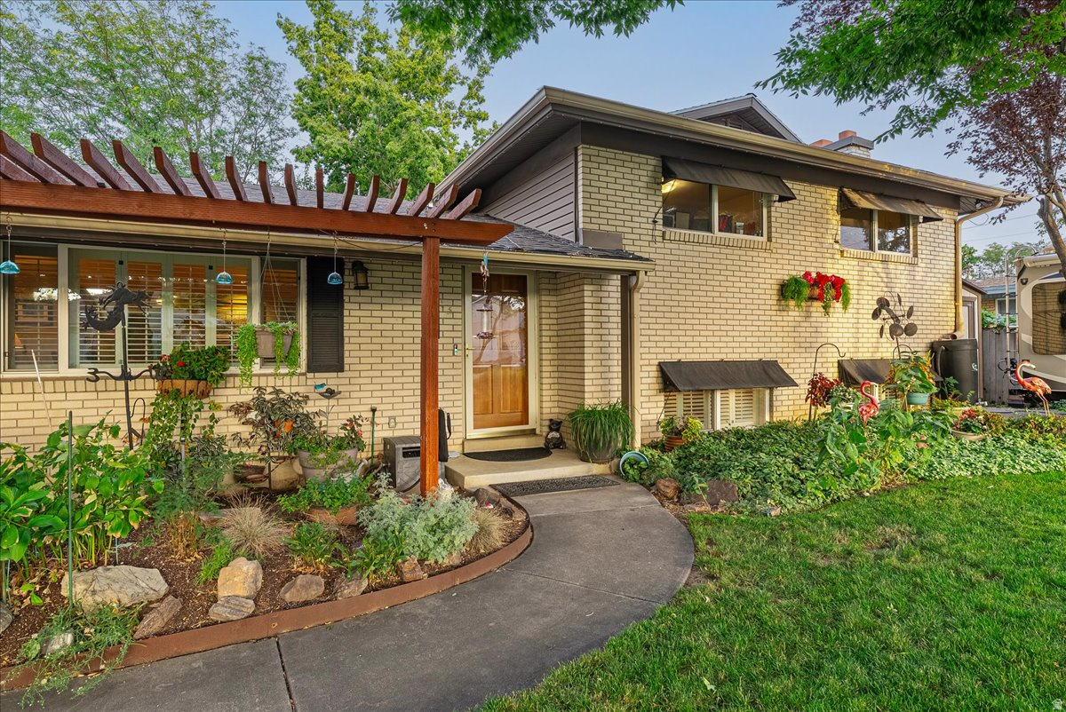 HOMESTEAD COURT - Residential