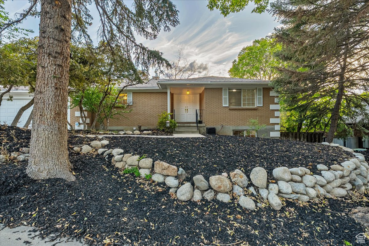 This coveted Cottonwood Heights address grants you unmatched access to Little Cottonwood Canyon, a sanctuary for invigorating hiking and biking adventures and the
