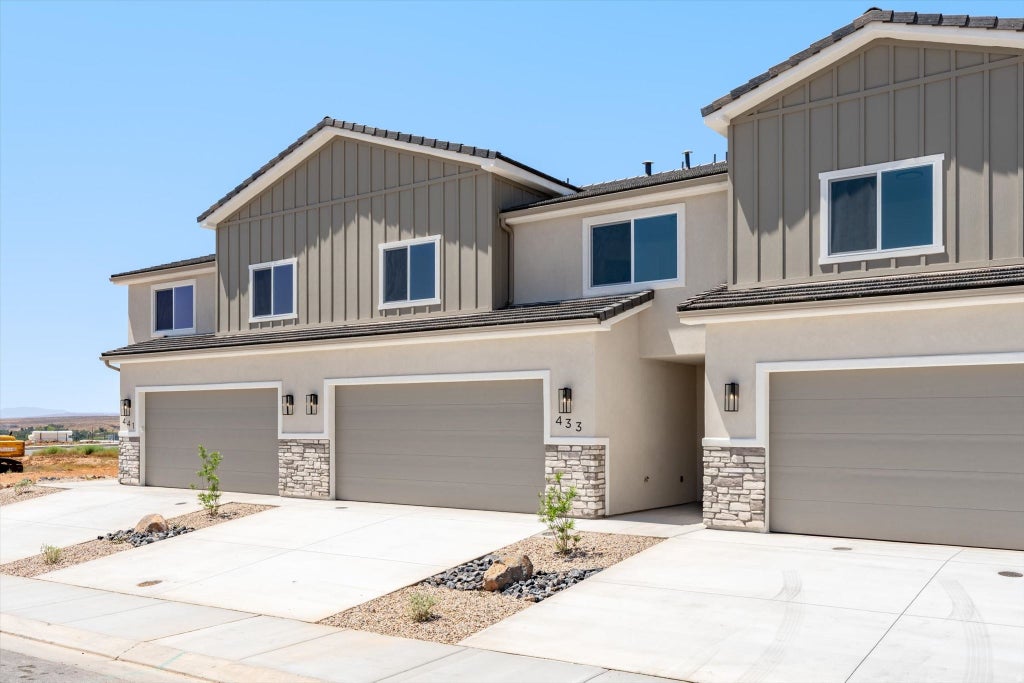 Photo of 433 N 530 W, Hurricane, UT 84737 (MLS # 2180831)