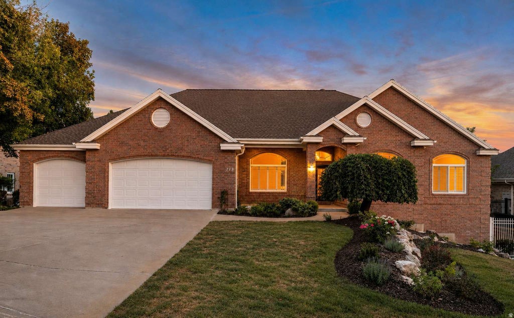 Photo of 713 SPRINGWOOD DR, Farmington, UT 84025 (MLS # 2174491)