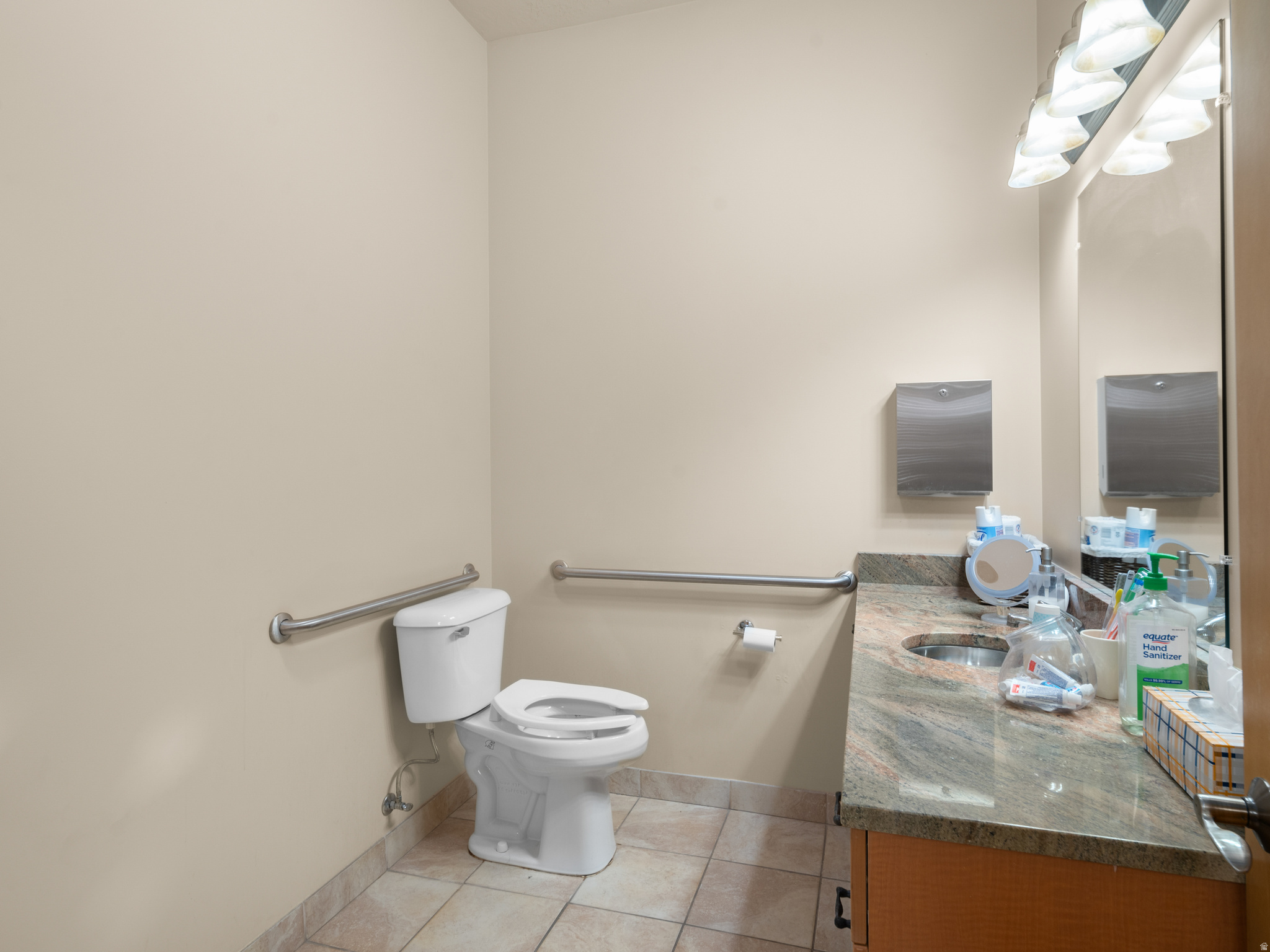 Main image without alt text