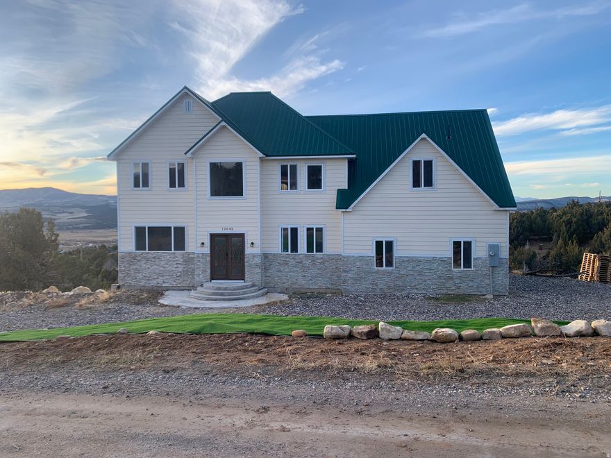 Quiet home with valley and mountain views. This home is a peaceful place with waterfall granite countertops and plywood cabinets in the kitchen. A couple's jetted tub in the master bath with duel bathroom vanity sinks in the 2 main bathrooms. Masters bedroom features vaulted ceiling and walk-in closet. Tempered glass windows throughout. Top floor features soft carpet to sooth the feet. Make this home a retreat destination.