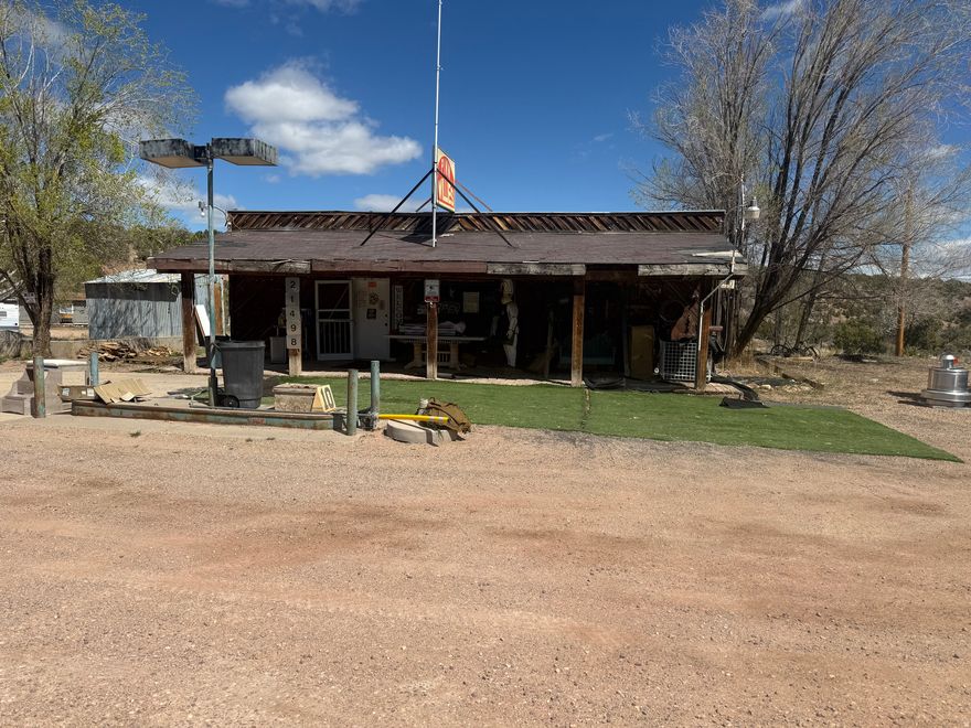 A Landmark for year 'round Tourists and Locals since 1988! In the  Foothills of the UIntas, Everybody loves Pinn Willie's!  Indoor and outdoor dining! Plus a terrific Gift Store!  Whether you are going into the Ashley National Forest or coming out, this is the place everyone stops!  Plenty of parking!  You are always welcome!  All equipment will remain with the purchase.  This one really is turn key!  Vacant and easy to show! Give us a call and let's take a look!