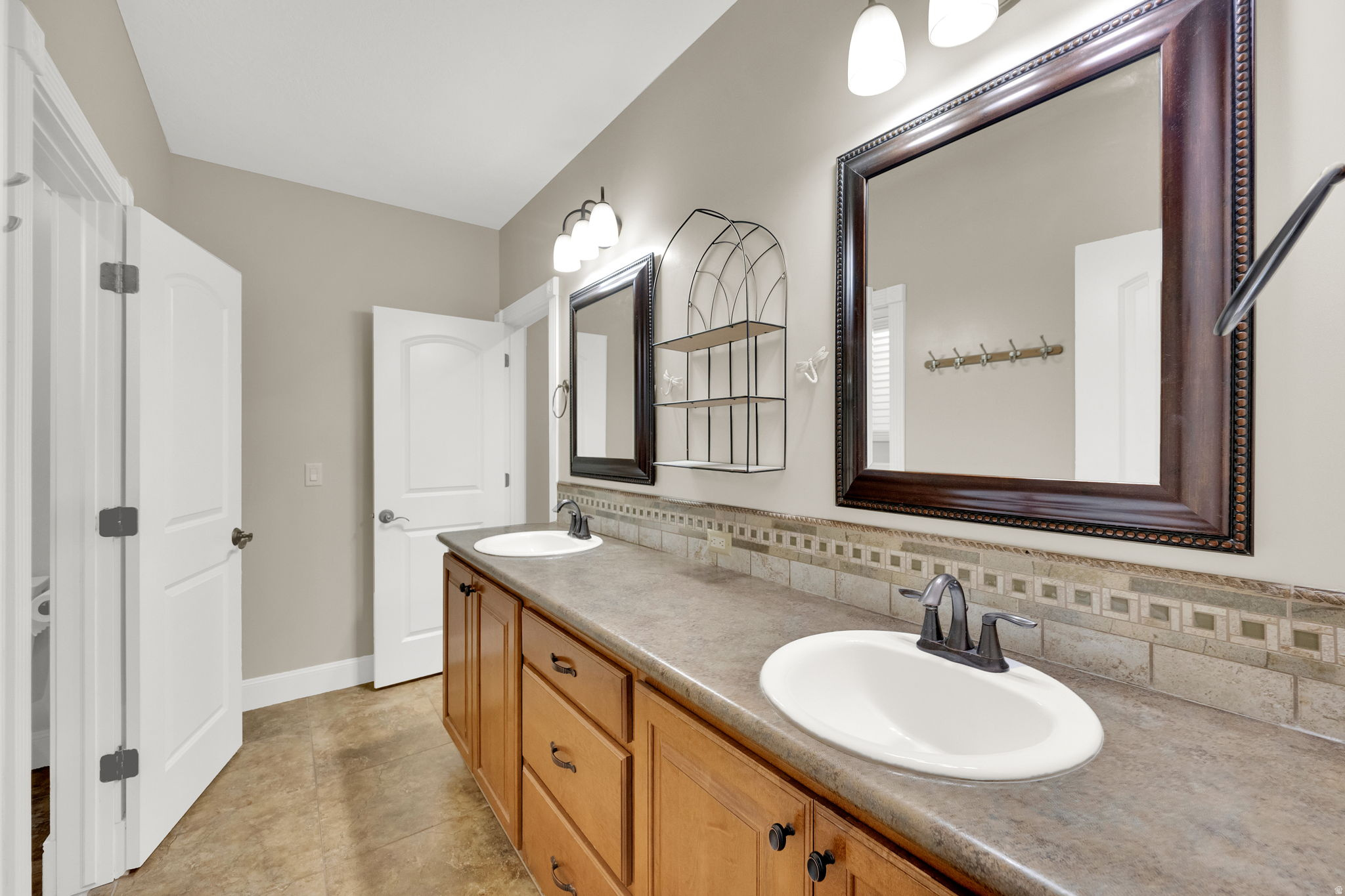 LINCOLN ESTATES # 5 - Residential