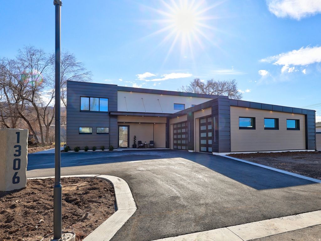 Photo of 1306 E VICTOR LN, Draper, UT 84020 (MLS # 2135787)