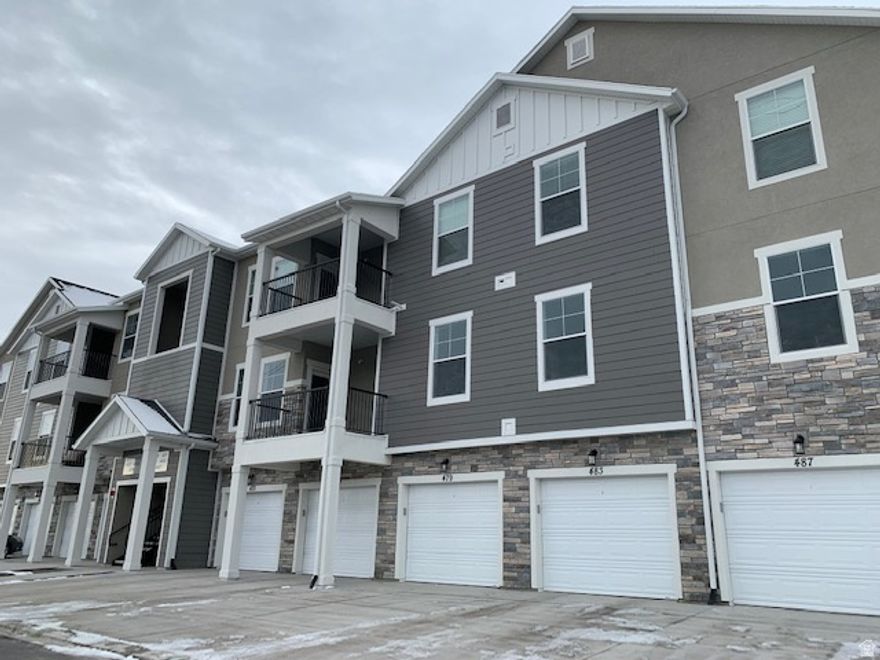 Beautiful 3-bedroom, 2-bathroom condo located in one of Utah's most desirable and picturesque cities! This well-maintained home features fresh, updated paint and brand-new carpet throughout, creating a bright and inviting atmosphere. The spacious layout offers comfortable living areas, perfect for both relaxing and entertaining. Enjoy a move-in-ready home in a prime location close to shopping, dining, parks, and more. Don't miss this incredible opportunity to own in one of Utah's most sought-after communities!  OPEN HOUSE SATURDAY 4/25/2026 1PM-2PM