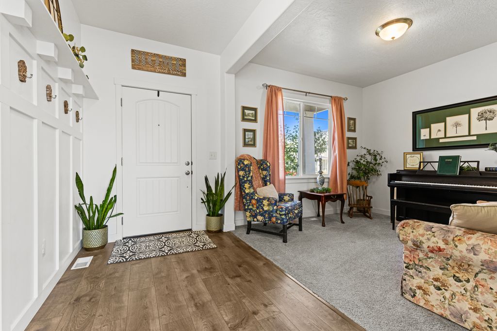 Photo of 606 S RAVENWOOD LN, Saratoga Springs, UT 84045 (MLS # 2157712)