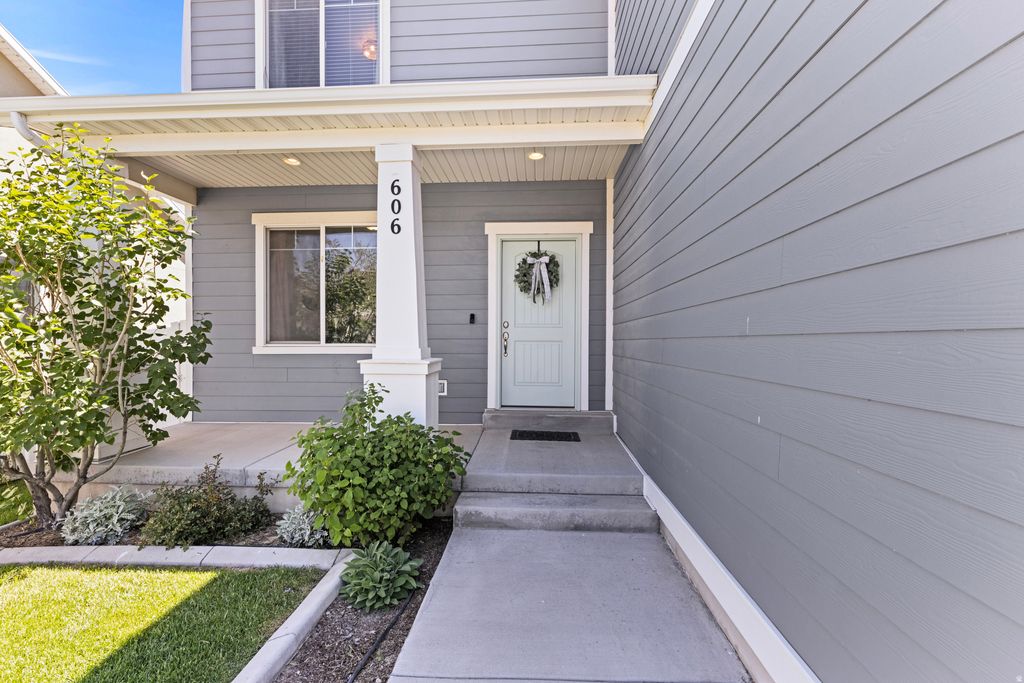 Photo of 606 S RAVENWOOD LN, Saratoga Springs, UT 84045 (MLS # 2157712)