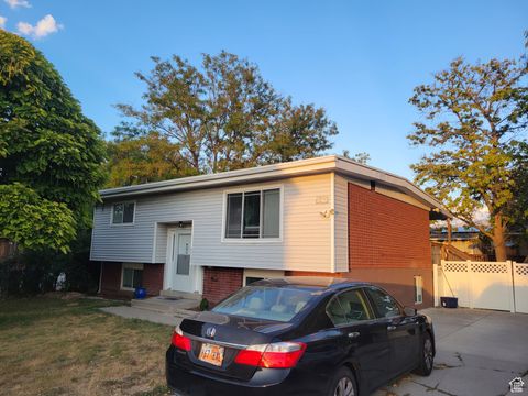 Photo of 4533 S KNIGHTSBRIDGE RD, Taylorsville, UT 84129 (MLS # 2111340)