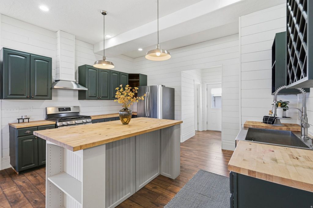 Photo of 1129 S RIVER SIDE DR, Circleville, UT 84723 (MLS # 2154993)