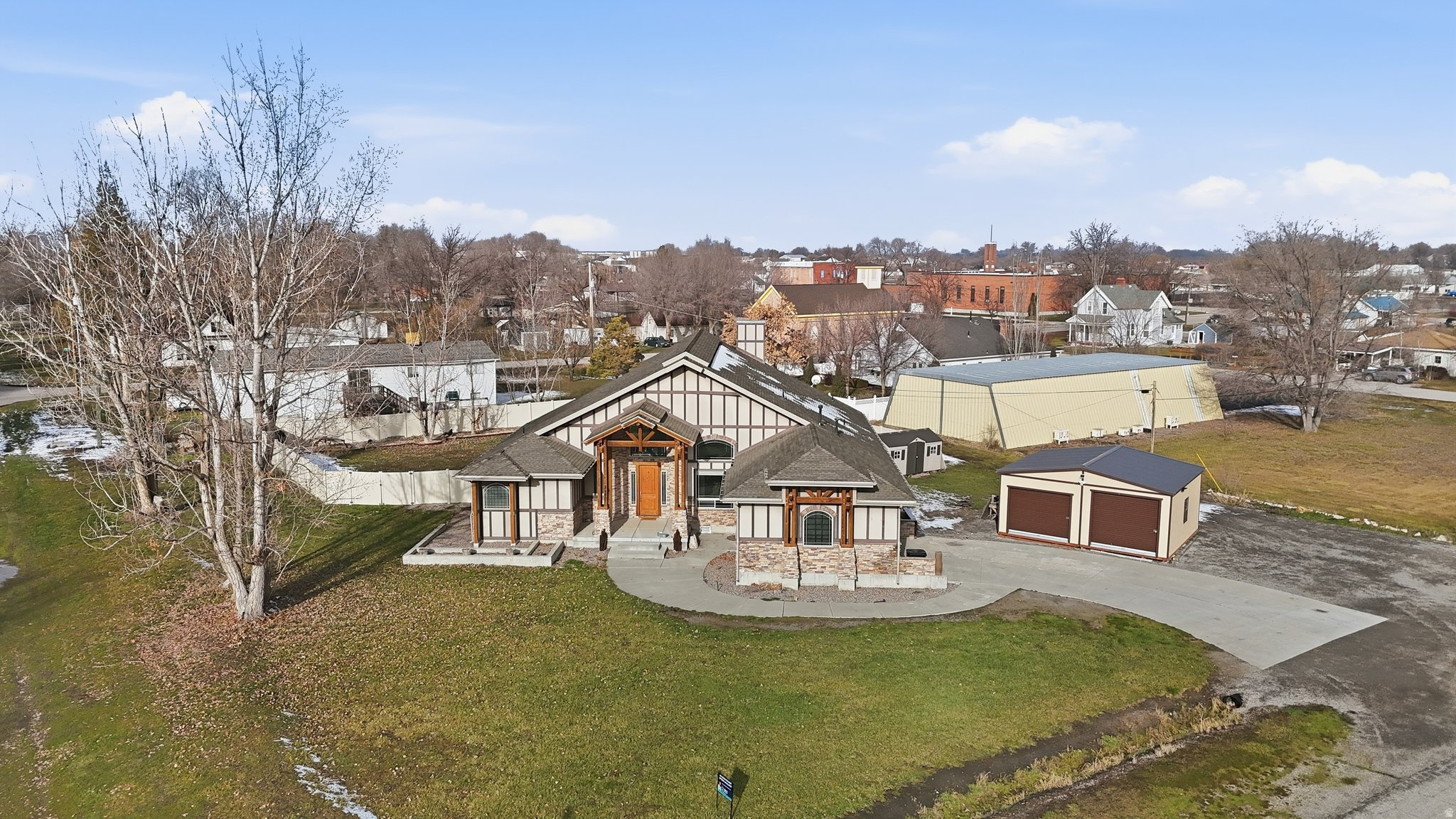 Main image without alt text