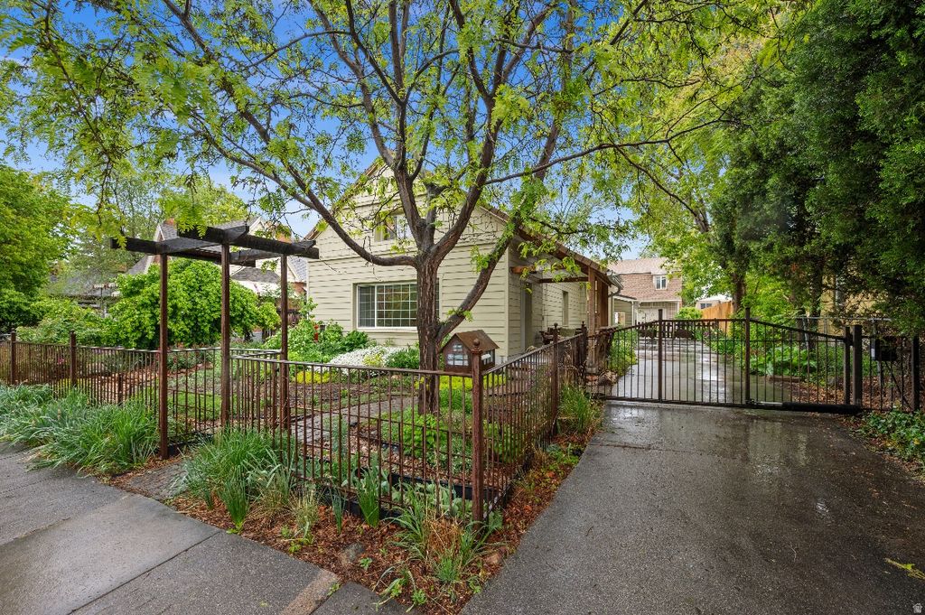 Photo of 1535 S 600 E, Salt Lake City, UT 84105 (MLS # 2154677)