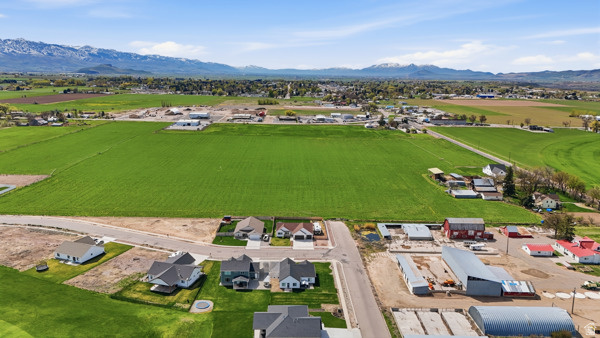 COUNTRY CLUB ESTATES - Residential