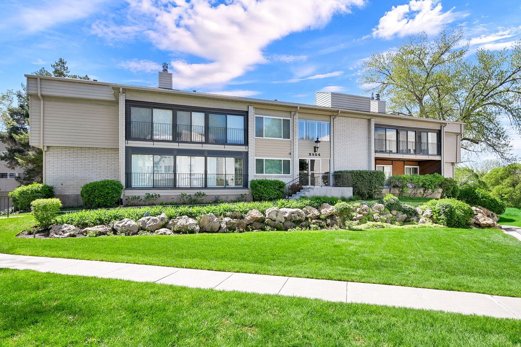 Photo of 2554 S ELIZABETH ST E #5, Salt Lake City, UT 84106 (MLS # 2149051)