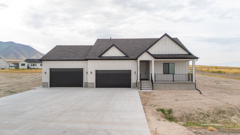 Photo of 1214 E HIGHLINE RD #208, Lake Point, UT 84074 (MLS # 2122927)