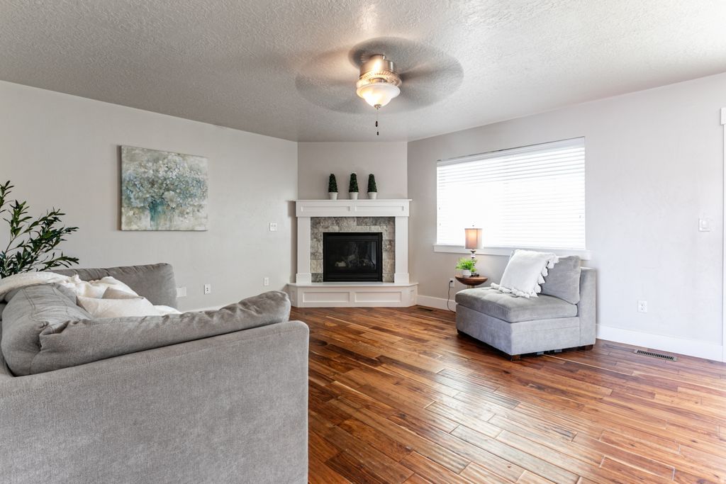 Photo of 68 E ZINFANDEL LN, Vineyard, UT 84059 (MLS # 2124733)