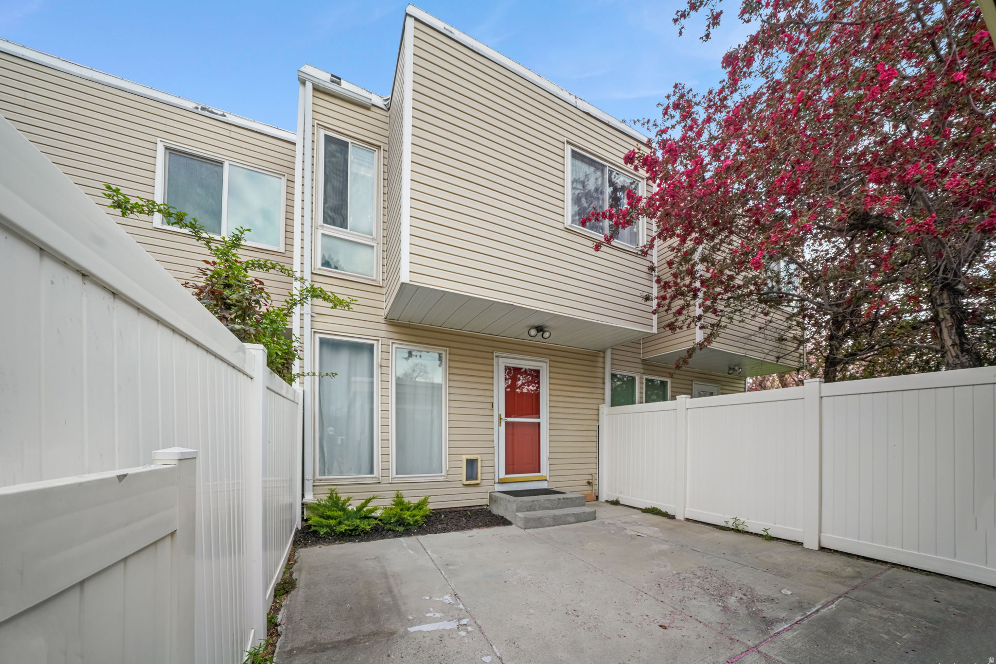 APPLEGATE CONDM - Residential