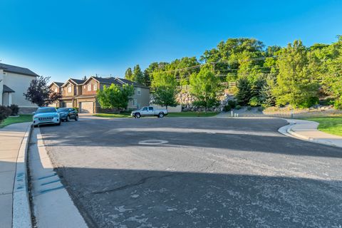Tiny photo for 1643 N HOLLYHOCK Cir, Farmington, UT 84025 (MLS # 2149717)