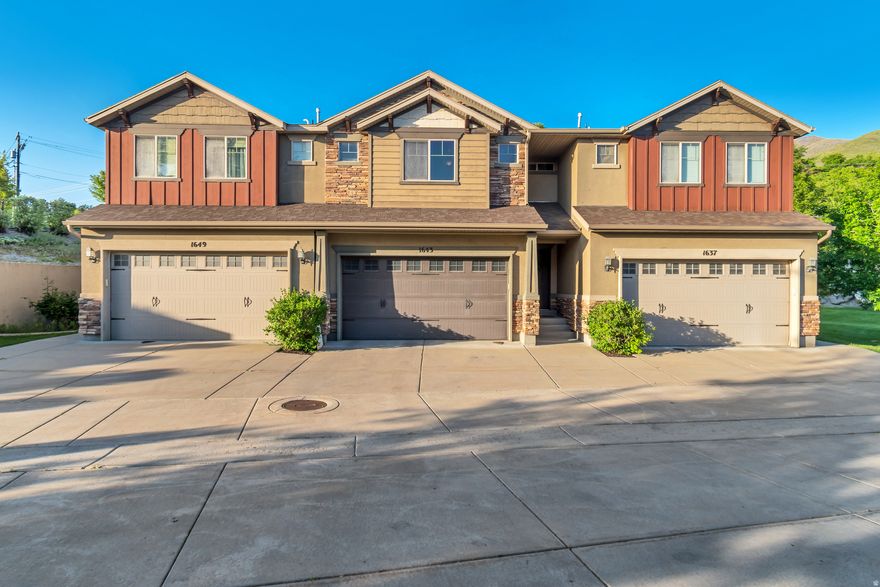 NEW TO THE MARKET, IN THE DESIRABLE CITY OF FARMINGTON. THIS THREE-BEDROOM, TWO-BATHROOM TOWNHOUSE IS SURE TO IMPRESS. OFFERING THE PERFECT COMBINATION OF STYLE AND COMFORT. OPEN CONCEPT WITH LARGE WINDOWS AND LOTS OF NATURAL LIGHT. EXPANSIVE MASTER SUITE. BONUS - EXTRA STORAGE IN CRAWL SPACE. EXCELLENT PROXIMITY TO SHOPPING, RESTAURANTS AND GROCERY STORES AT STATION PARK. SCHEDULE AN APPOINTMENT TODAY.   "All footage and measurements are deemed reliable but not guaranteed. Buyer is advised to obtain their own measurements and complete due-diligence to their satisfaction."