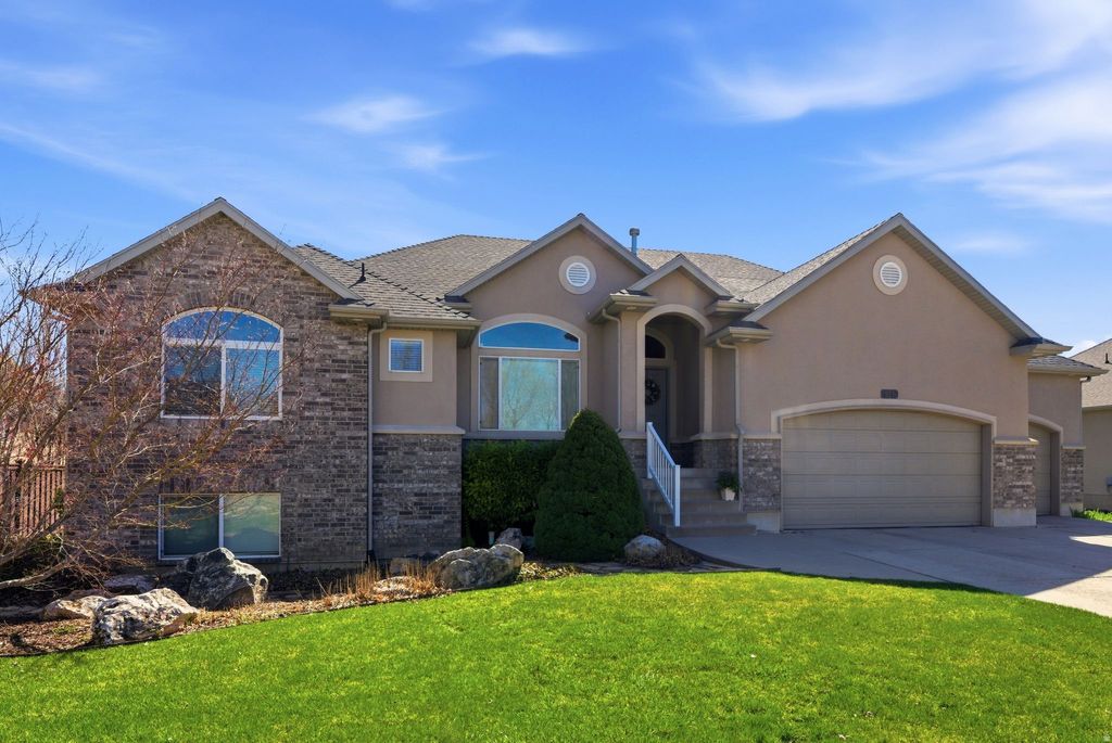 Photo of 557 MILLER WAY, Farmington, UT 84025 (MLS # 2146089)
