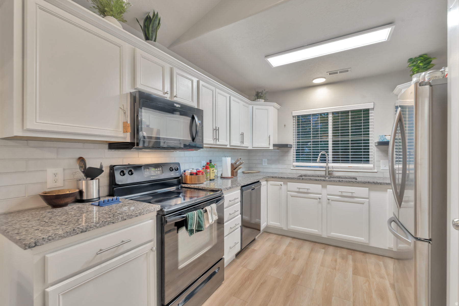 THOMPSON & DIETERS - Residential Lease