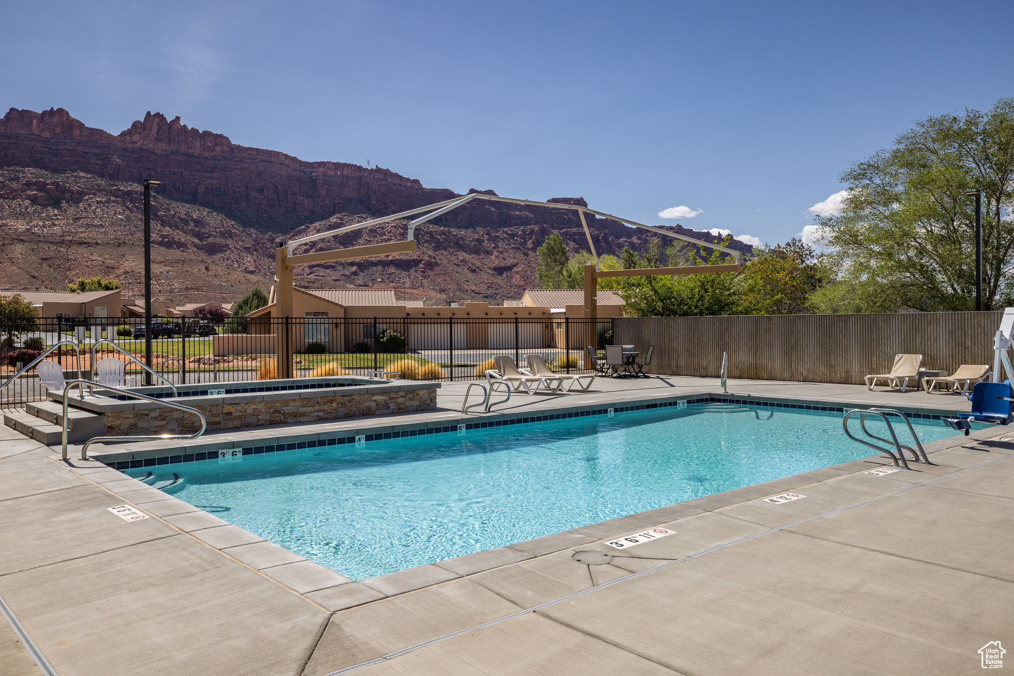 RIM VILLAGE TONWHOMES - Residential
