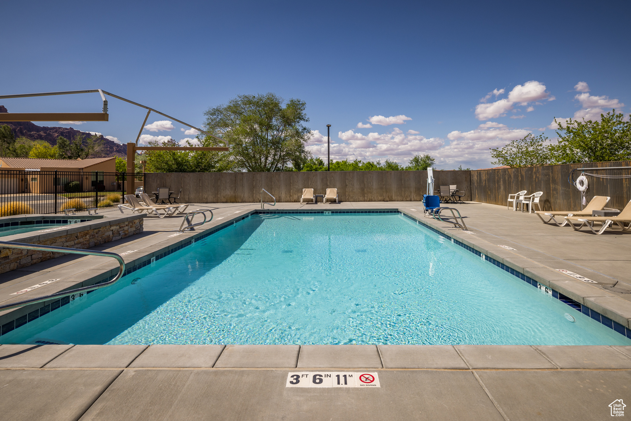 RIM VILLAGE TONWHOMES - Residential