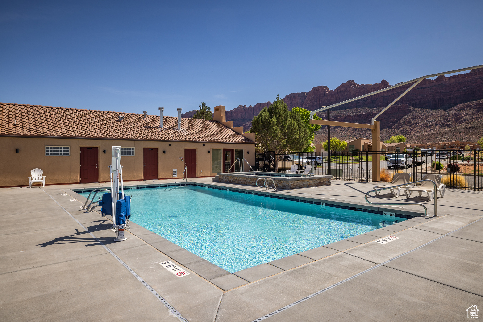 RIM VILLAGE TONWHOMES - Residential