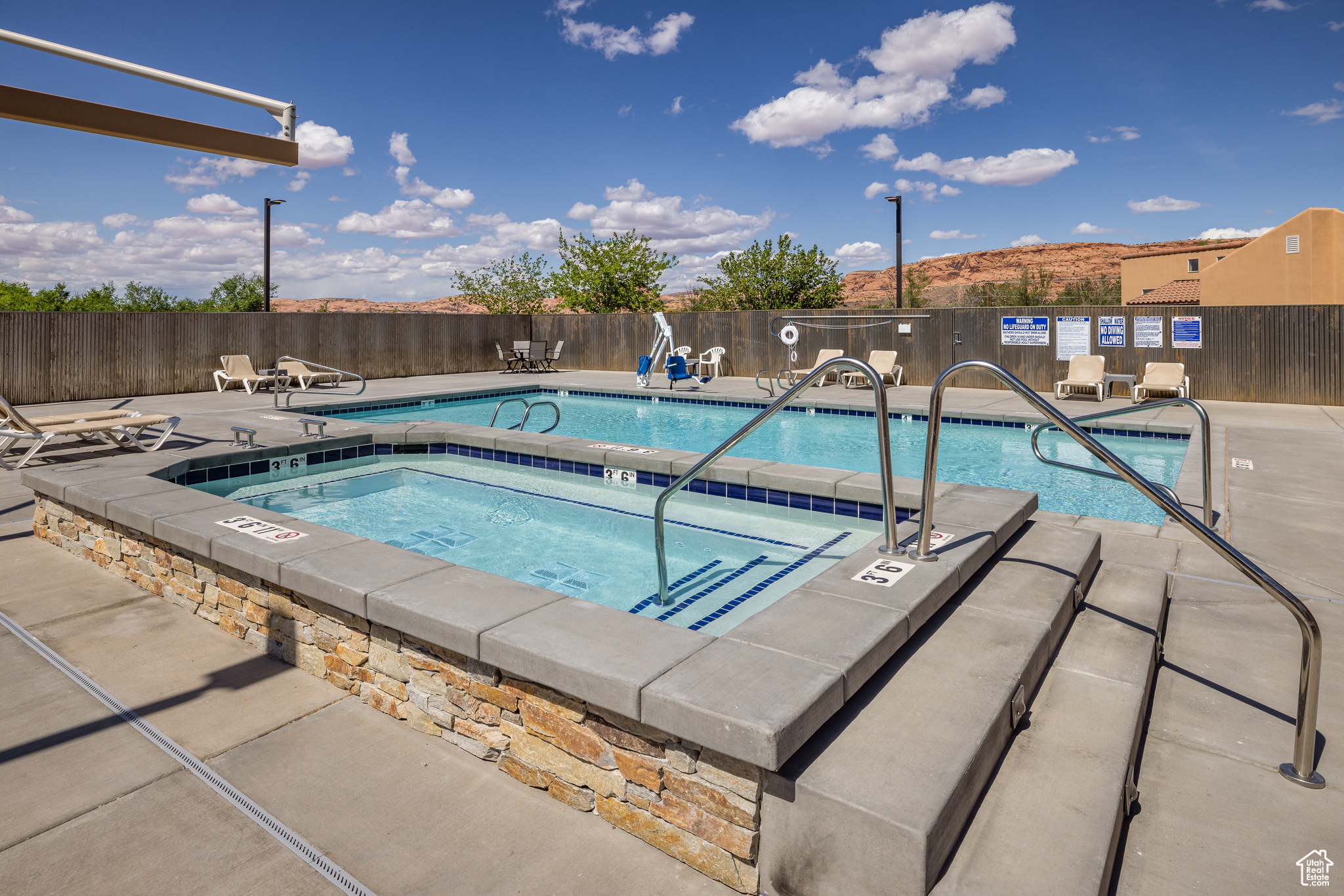 RIM VILLAGE TONWHOMES - Residential