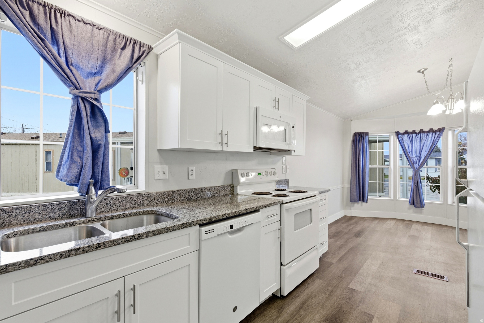 APPLEWOOD - Residential