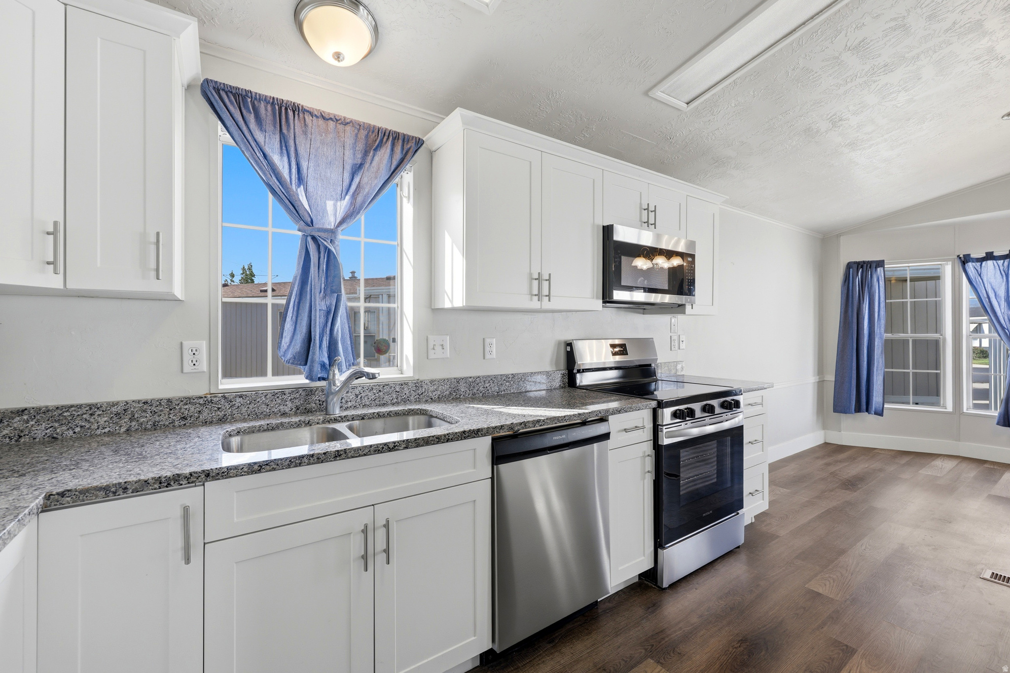 APPLEWOOD - Residential