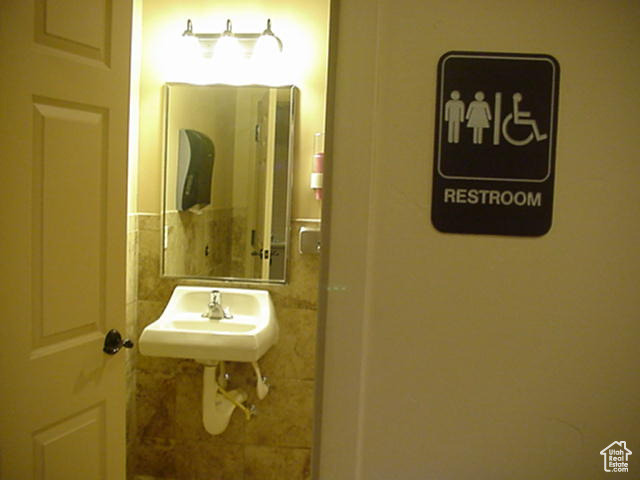 FARR WEST BUSINESS PLAZA - Commercial Lease