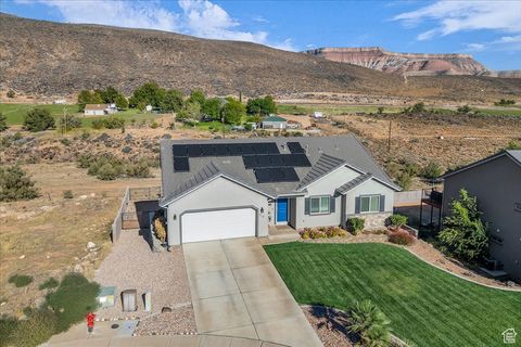 Photo of 715 S PEACHTREE Dr, Toquerville, UT 84774 (MLS # 2116479)