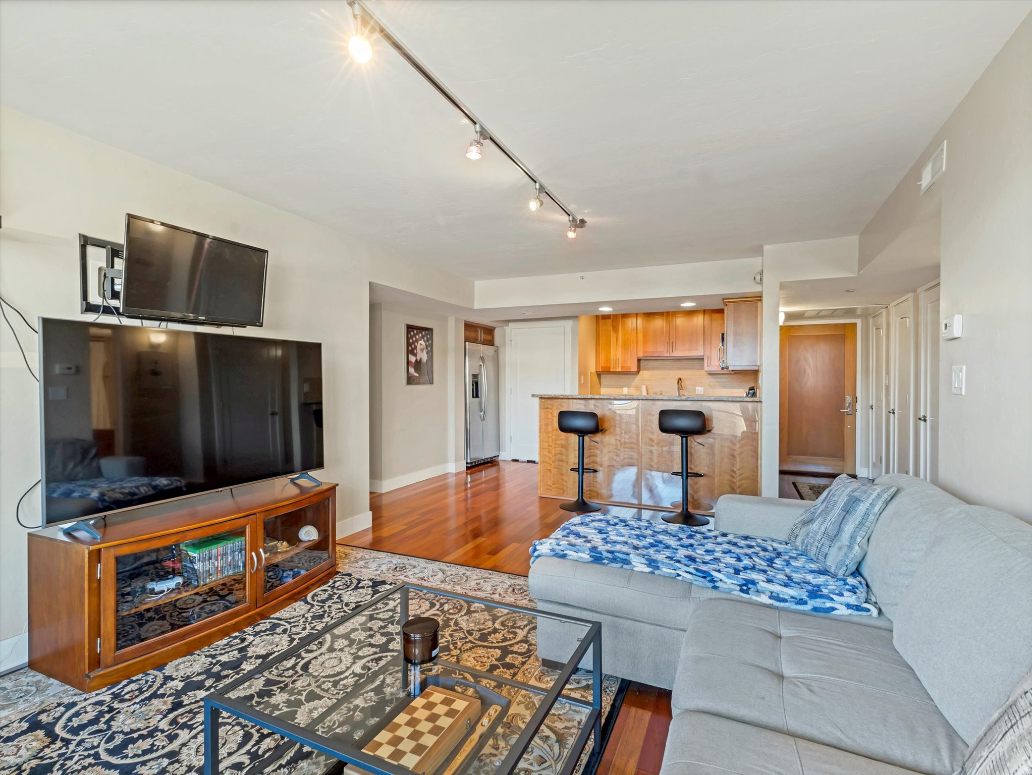 BROADWAY TOWER CONDO - Residential