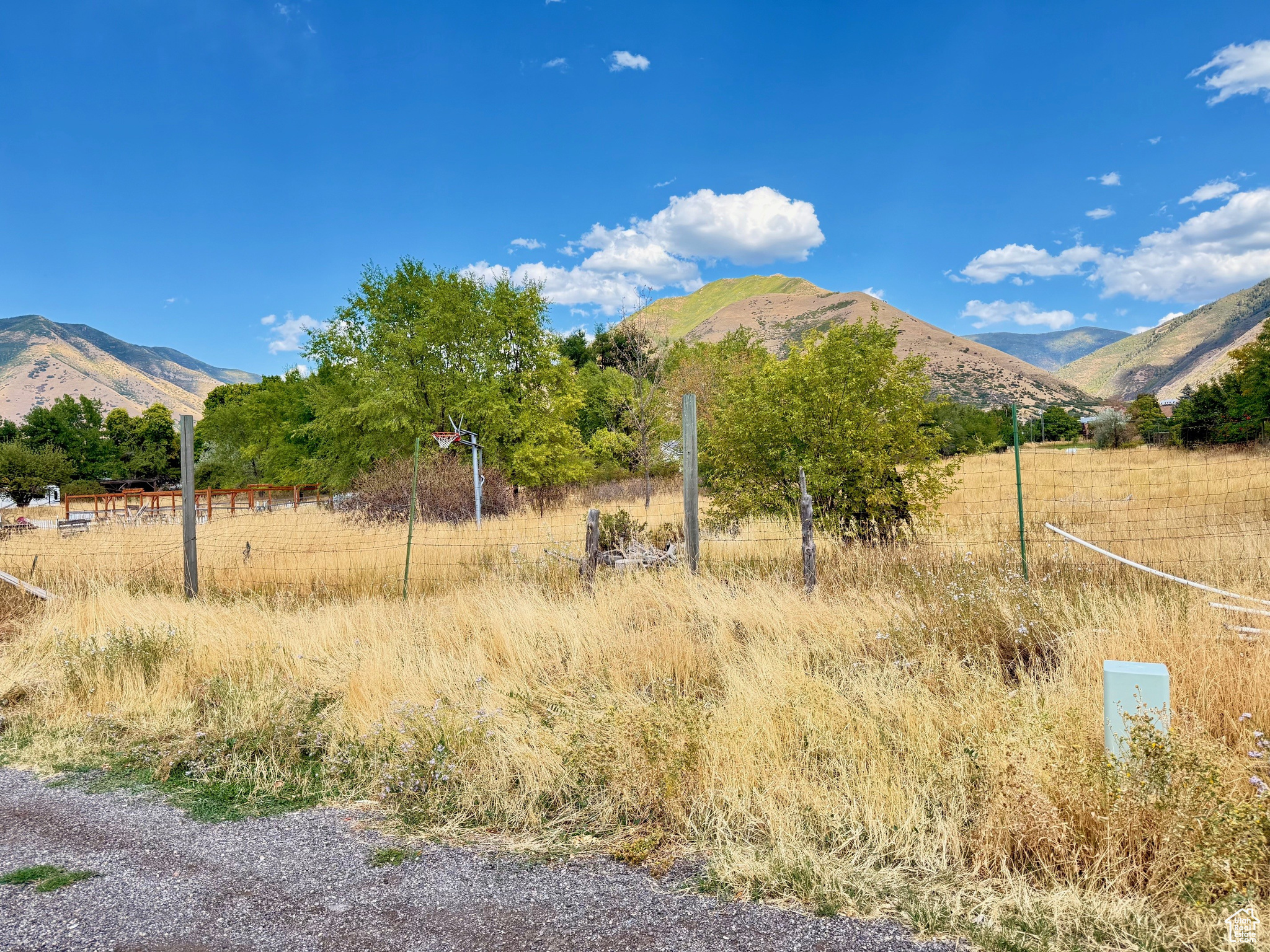 This one-acre lot on the Mapleton East bench is ready for development, facing west, with no CC&Rs. This is a great opportunity.