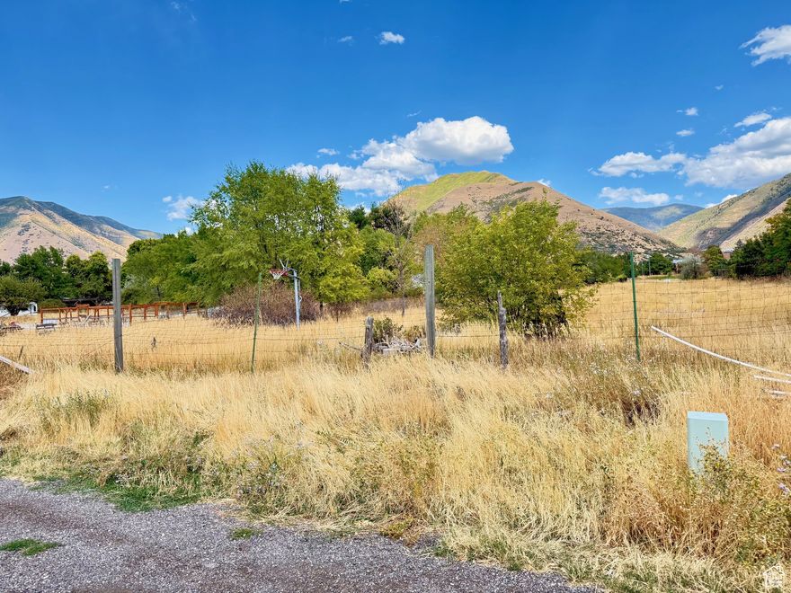 This one-acre lot on the Mapleton East bench is ready for development, facing west, with no CC&Rs. This is a great opportunity.