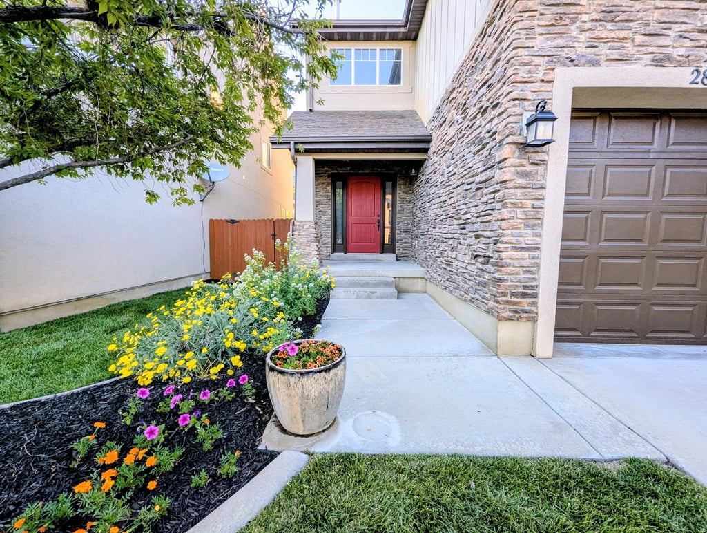 Photo of 2828 W CHESTNUT ST, Lehi, UT 84048 (MLS # 2162649)