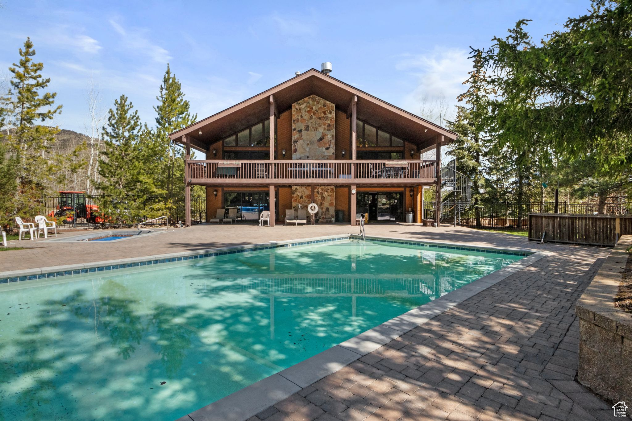 RED PINE CHALETS CON - Residential