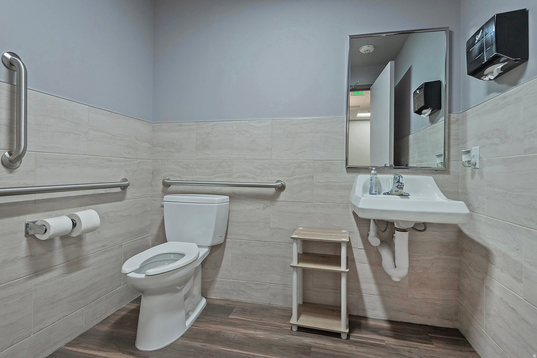 Main image without alt text