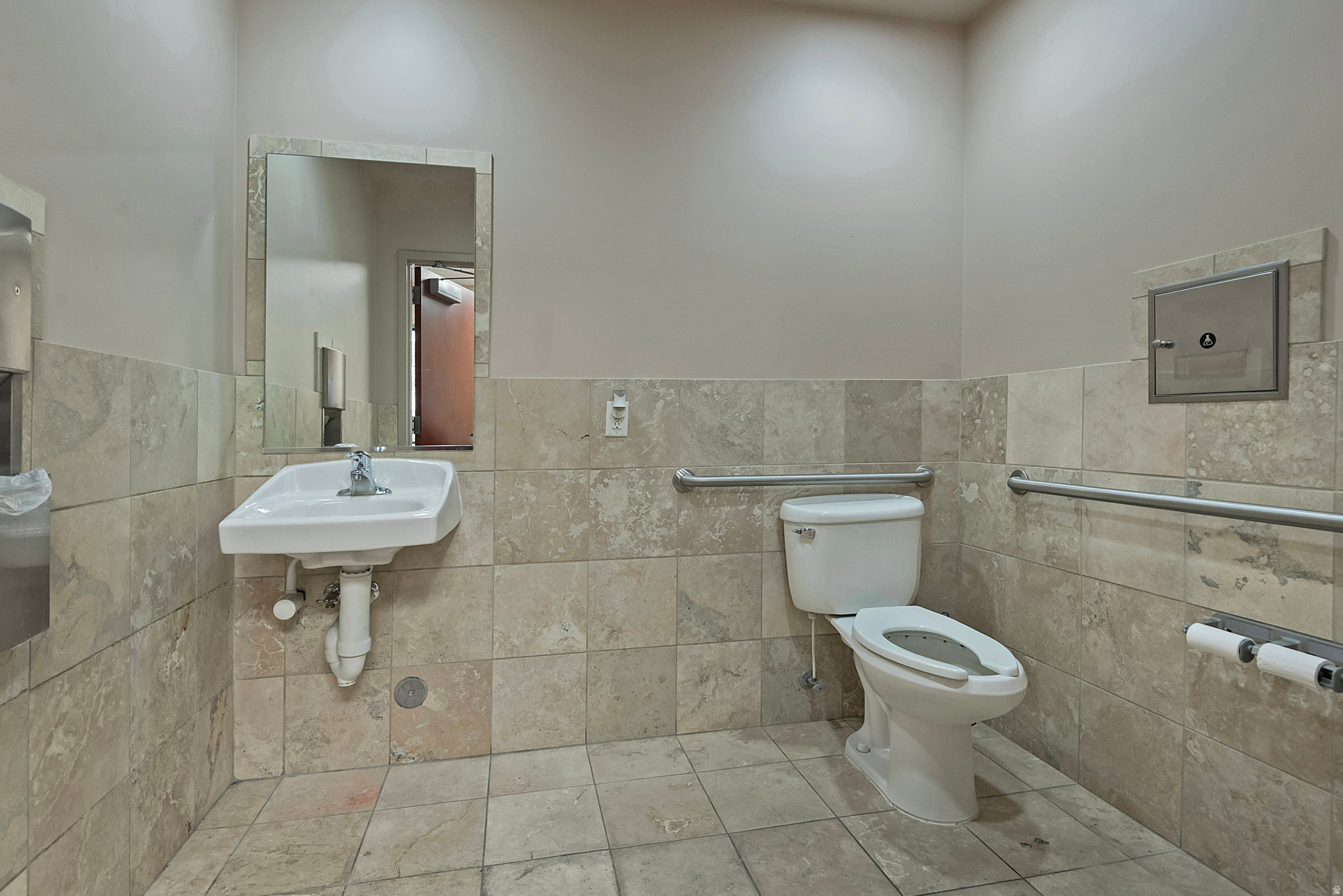 Main image without alt text