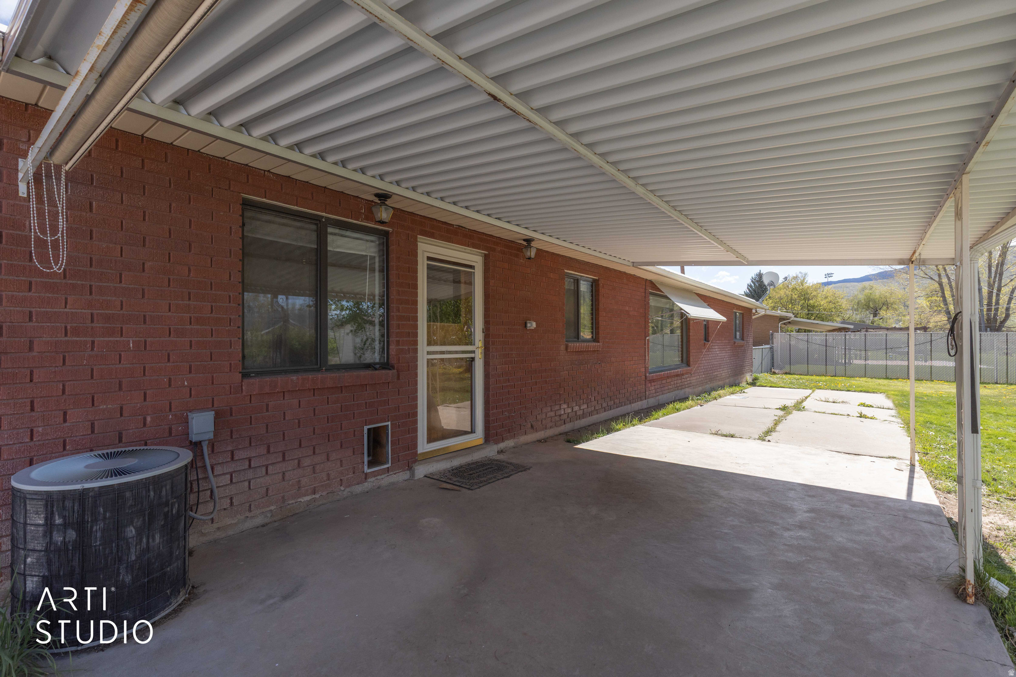 Main image without alt text