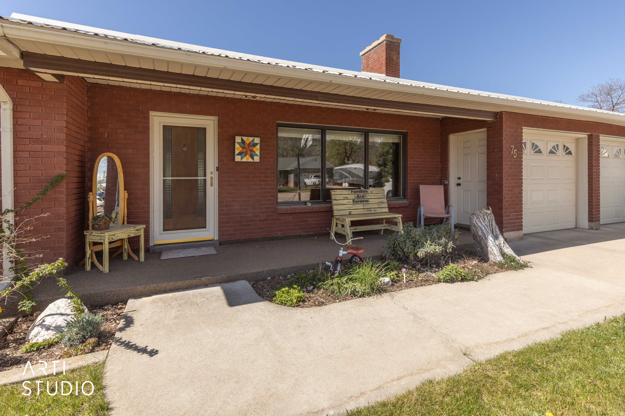 Main image without alt text