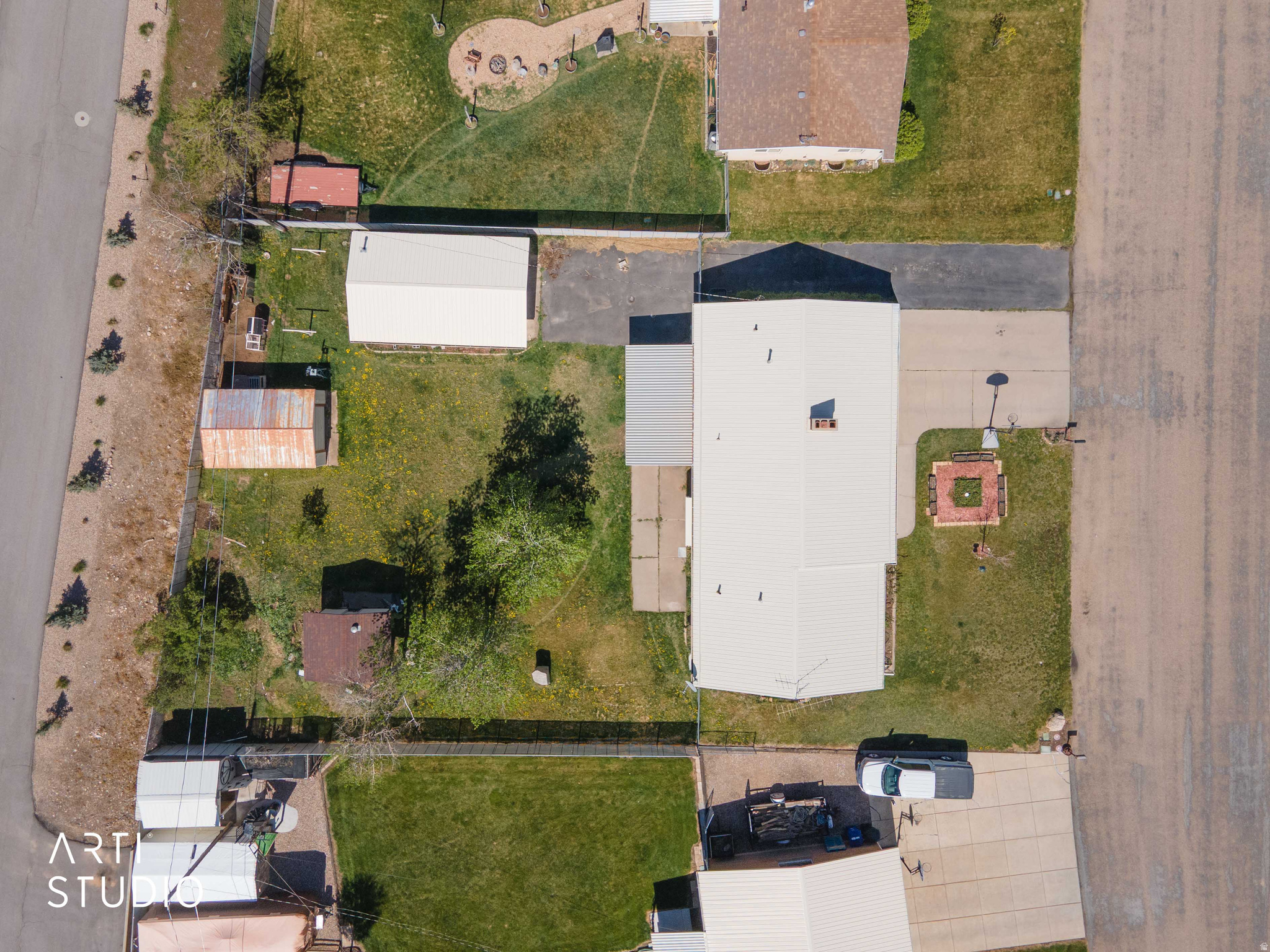 Main image without alt text