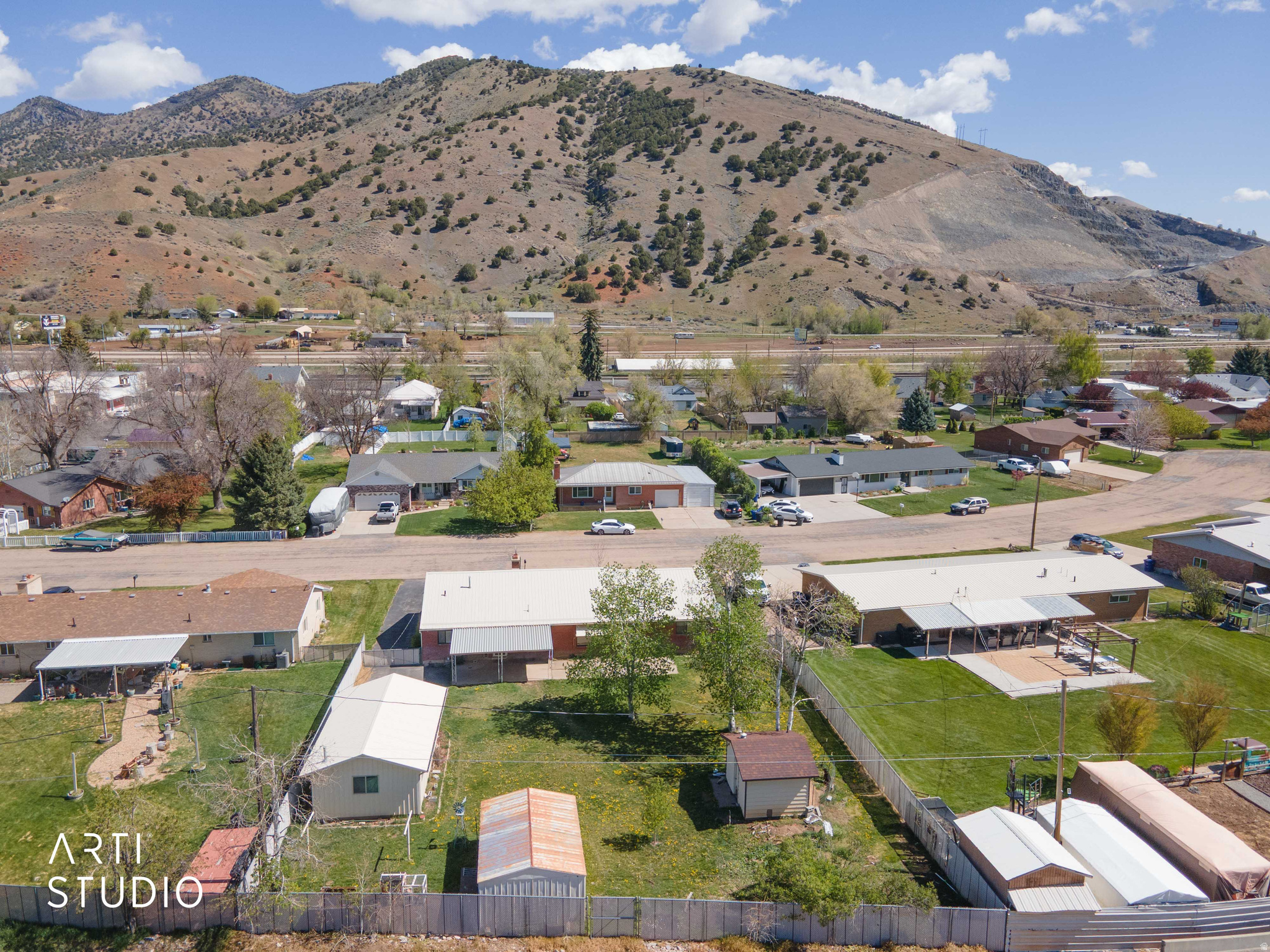 Main image without alt text