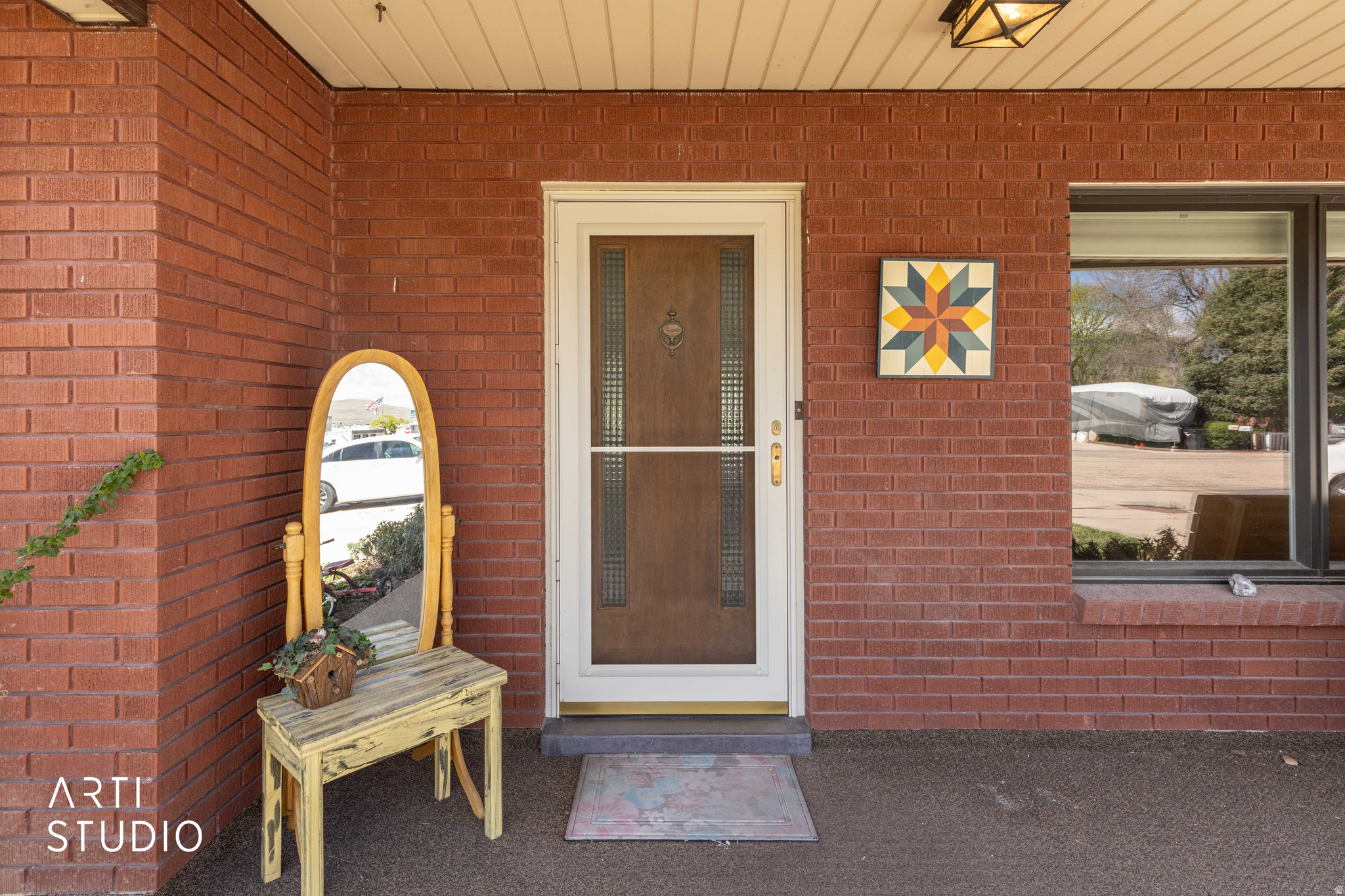 Main image without alt text