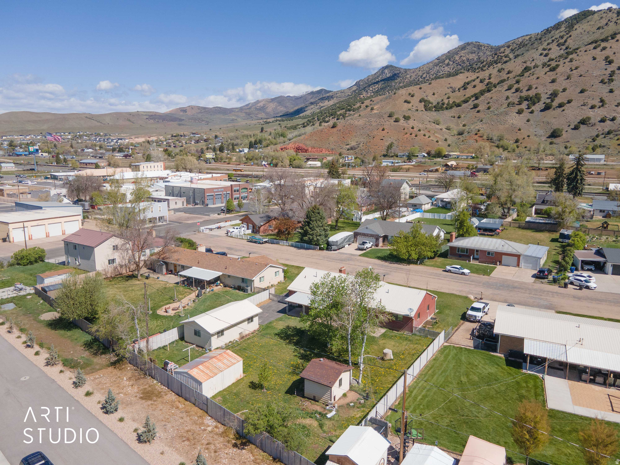 Main image without alt text