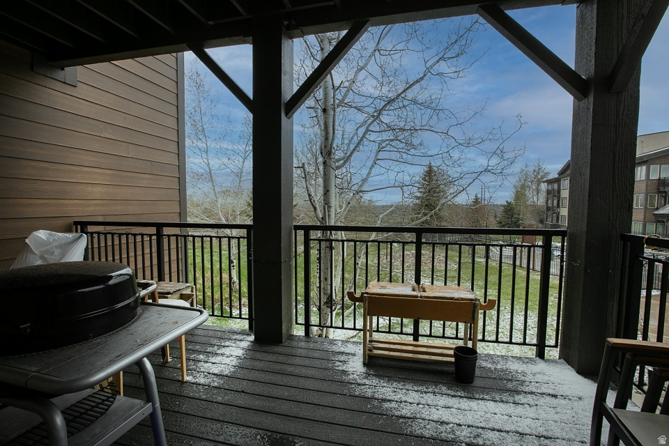 CRESTVIEW CONDOMINIUM PHASE 1 - Residential Lease