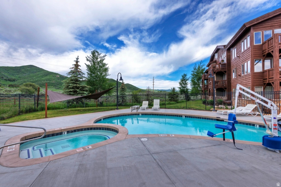 CRESTVIEW CONDOMINIUM PHASE 1 - Residential Lease