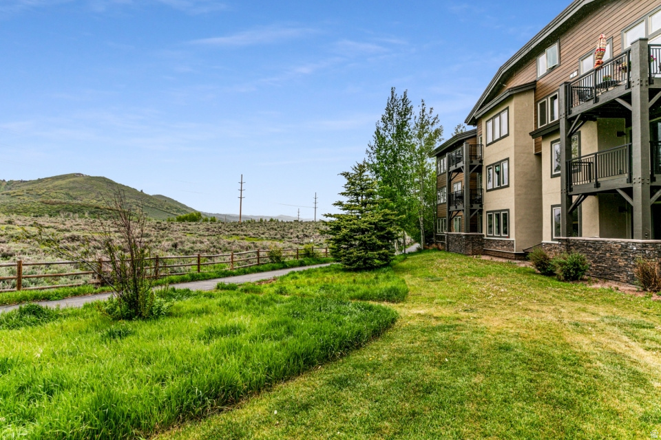 CRESTVIEW CONDOMINIUM PHASE 1 - Residential Lease