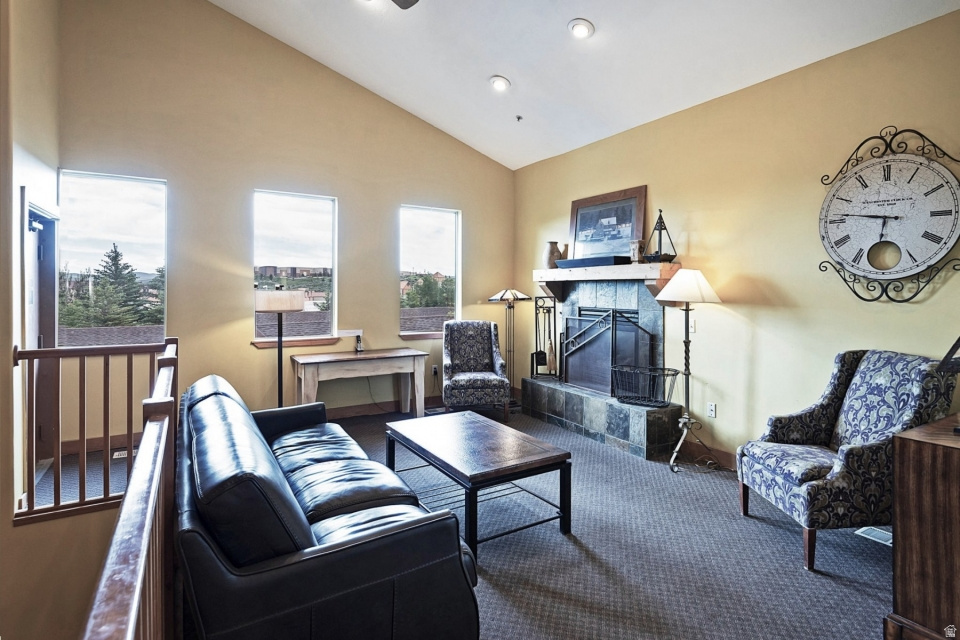 CRESTVIEW CONDOMINIUM PHASE 1 - Residential Lease